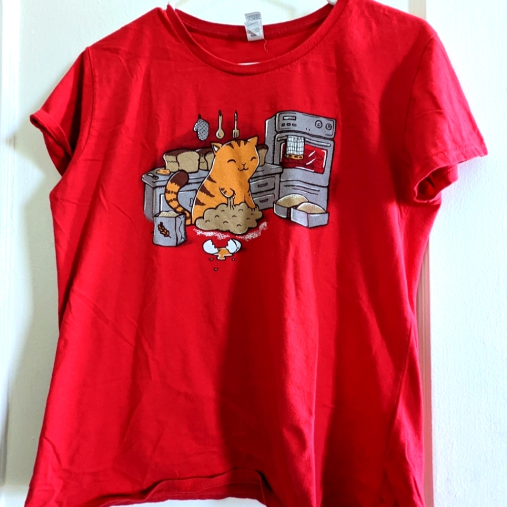 Women's graphic tee - Kneading cat